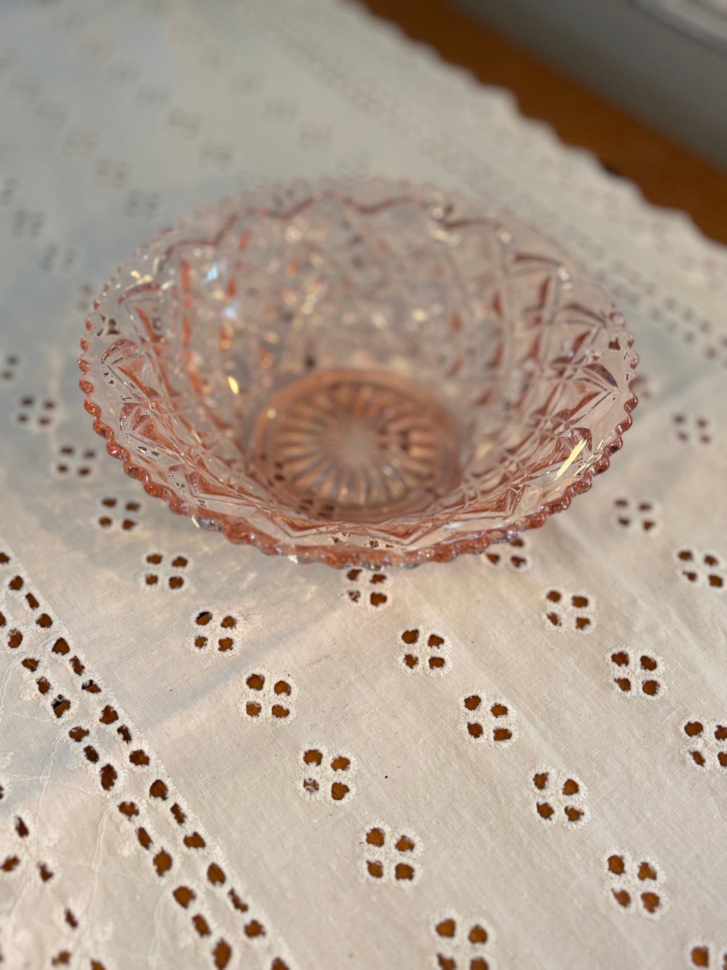 Vintage Pink Depression Glass Diamond-Cut Serving Bowl – Elegant Faceted Design *