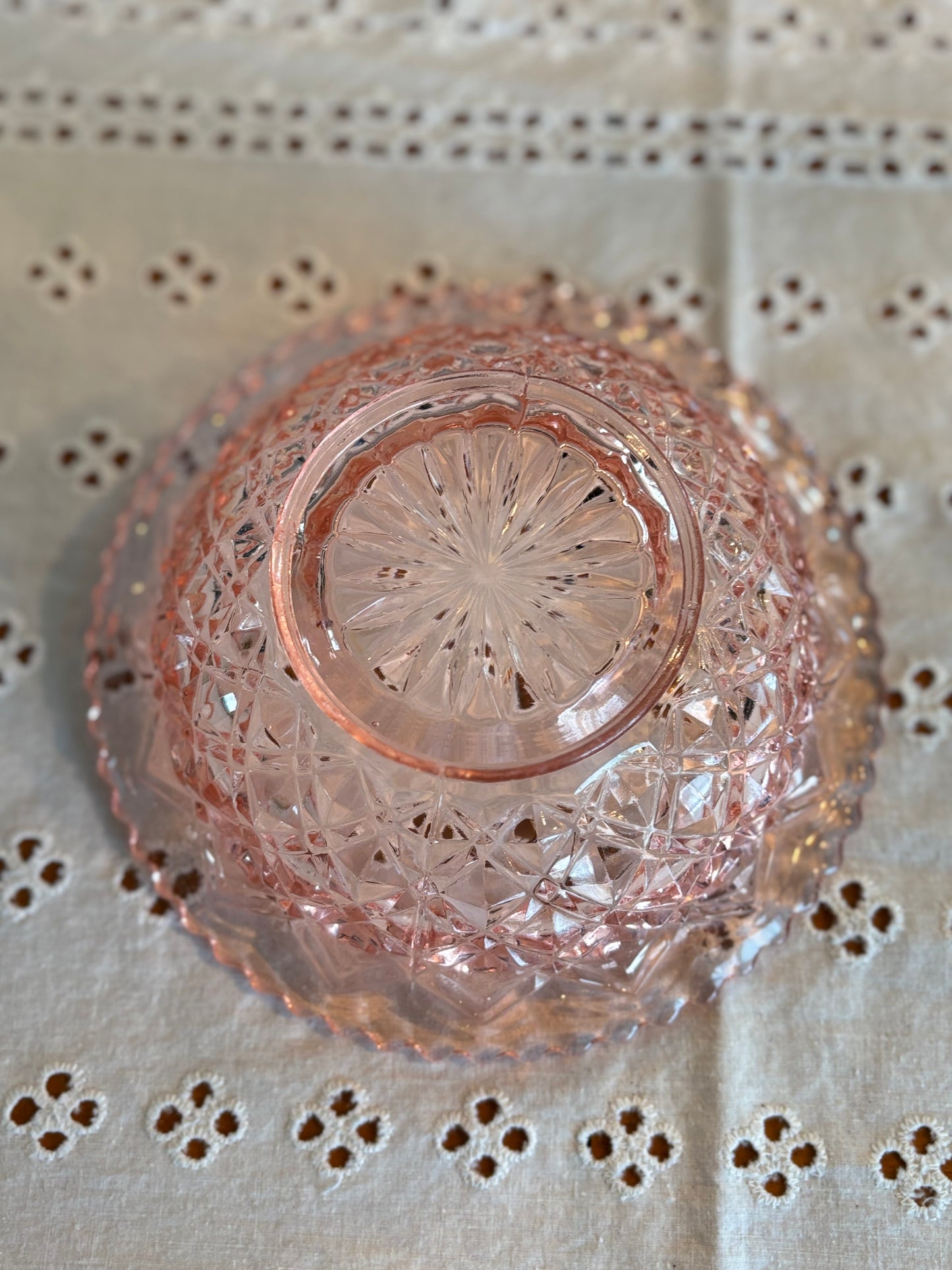 Vintage Pink Depression Glass Diamond-Cut Serving Bowl – Elegant Faceted Design *