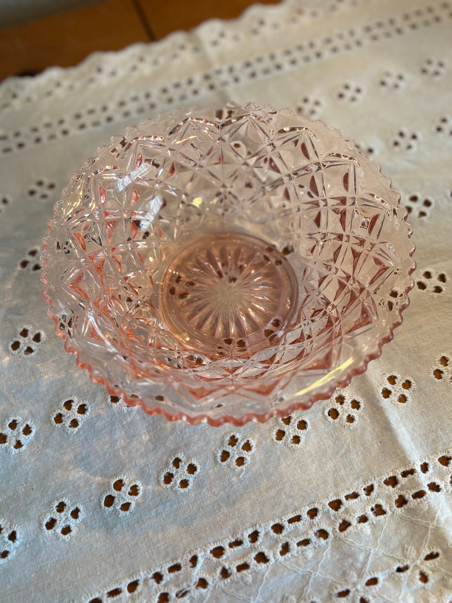 Vintage Pink Depression Glass Diamond-Cut Serving Bowl – Elegant Faceted Design *