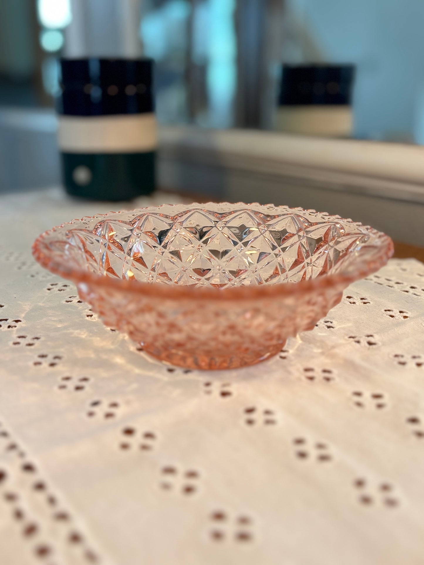 Vintage Pink Depression Glass Diamond-Cut Serving Bowl – Elegant Faceted Design *